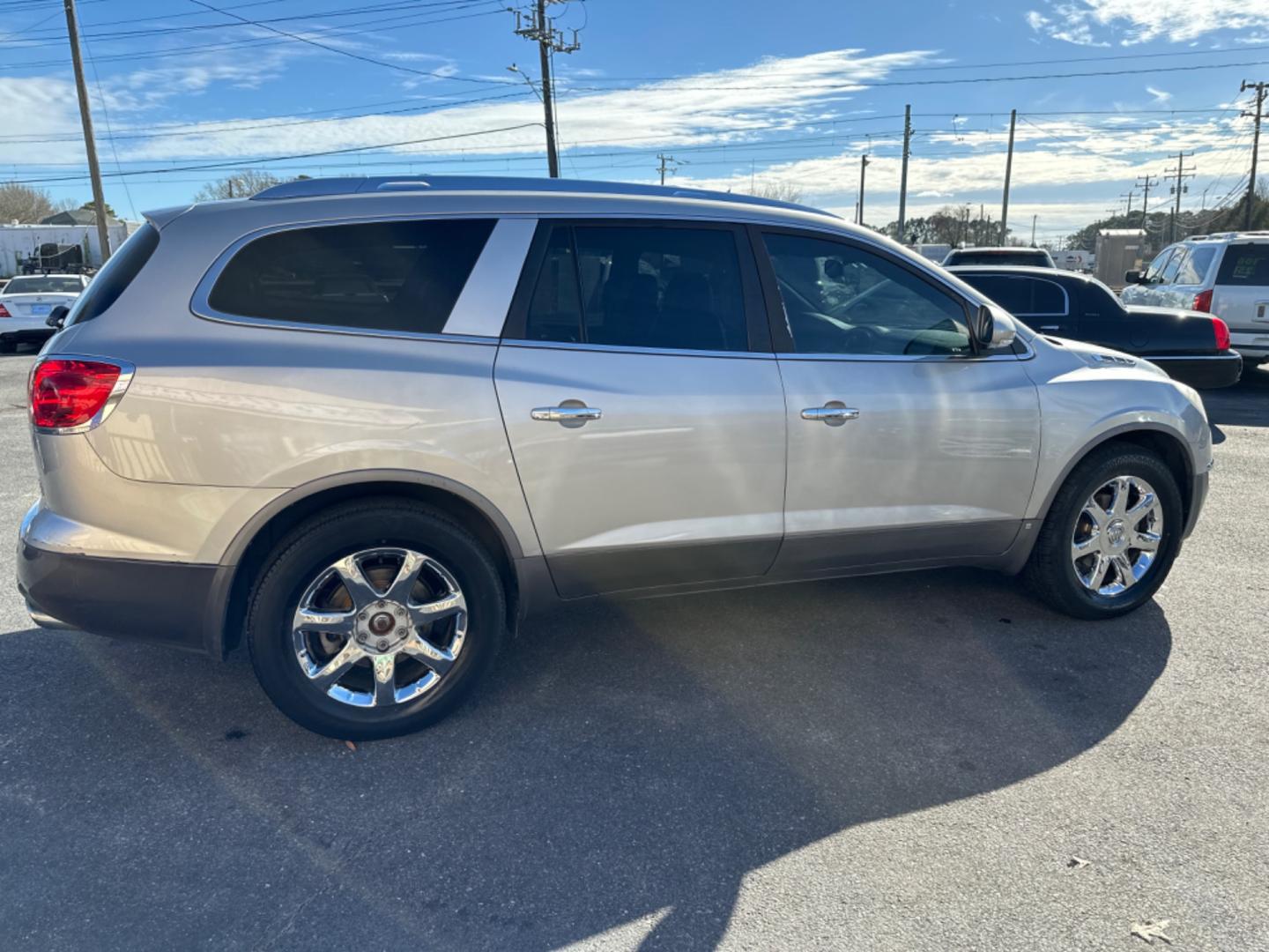 2008 Silver Buick Enclave CXL AWD (5GAEV23718J) with an 3.6L V6 DOHC 24V engine, 6-Speed Automatic Overdrive transmission, located at 5700 Curlew Drive, Norfolk, VA, 23502, (757) 455-6330, 36.841885, -76.209412 - Photo#4